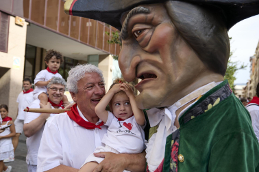 Fotos de la salida de la Comparsa de Gigantes y Cabezudos este 12 de julio de San Fermín 2026