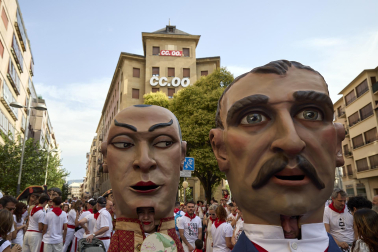 Fotos de la salida de la Comparsa de Gigantes y Cabezudos este 12 de julio de San Fermín 2026