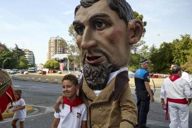 Fotos de la salida de la Comparsa de Gigantes y Cabezudos este 12 de julio de San Fermín 2026