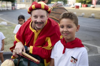 Fotos de la salida de la Comparsa de Gigantes y Cabezudos este 12 de julio de San Fermín 2026