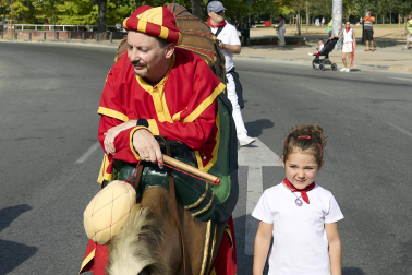 Fotos de la salida de la Comparsa de Gigantes y Cabezudos este 12 de julio de San Fermín 2026