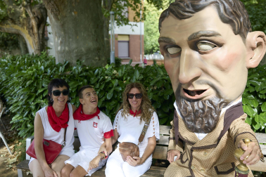 Fotos de la salida de la Comparsa de Gigantes y Cabezudos este 12 de julio de San Fermín 2026
