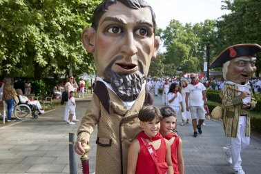 Fotos de la salida de la Comparsa de Gigantes y Cabezudos este 12 de julio de San Fermín 2026