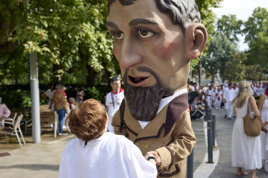 Fotos de la salida de la Comparsa de Gigantes y Cabezudos este 12 de julio de San Fermín 2026