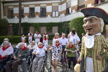 Fotos de la salida de la Comparsa de Gigantes y Cabezudos este 12 de julio de San Fermín 2026