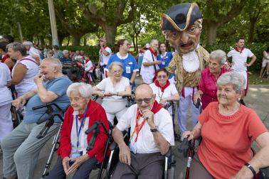 Fotos de la salida de la Comparsa de Gigantes y Cabezudos este 12 de julio de San Fermín 2026