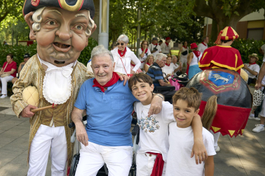 Fotos de la salida de la Comparsa de Gigantes y Cabezudos este 12 de julio de San Fermín 2026