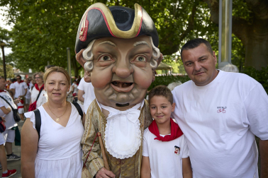 Fotos de la salida de la Comparsa de Gigantes y Cabezudos este 12 de julio de San Fermín 2026