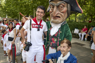 Fotos de la salida de la Comparsa de Gigantes y Cabezudos este 12 de julio de San Fermín 2026