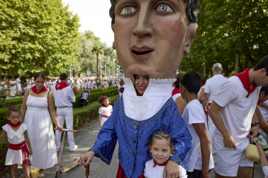 Fotos de la salida de la Comparsa de Gigantes y Cabezudos este 12 de julio de San Fermín 2026