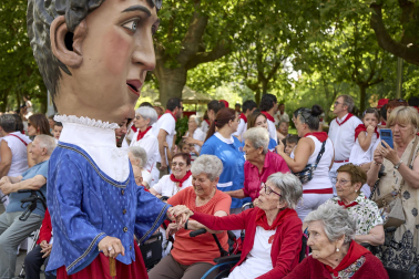 Fotos de la salida de la Comparsa de Gigantes y Cabezudos este 12 de julio de San Fermín 2026