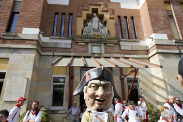 Fotos de la salida de la Comparsa de Gigantes y Cabezudos este 12 de julio de San Fermín 2026