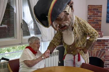 Fotos de la salida de la Comparsa de Gigantes y Cabezudos este 12 de julio de San Fermín 2026