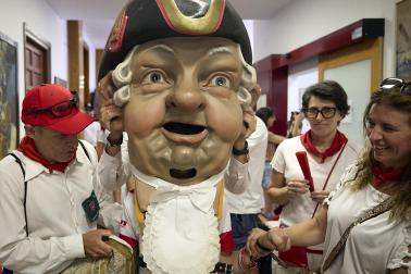 Fotos de la salida de la Comparsa de Gigantes y Cabezudos este 12 de julio de San Fermín 2026