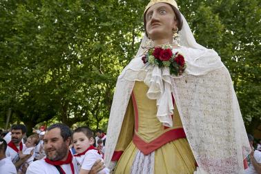 Fotos de la salida de la Comparsa de Gigantes y Cabezudos este 12 de julio de San Fermín 2026