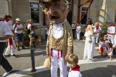 Fotos de la salida de la Comparsa de Gigantes y Cabezudos este 12 de julio de San Fermín 2026