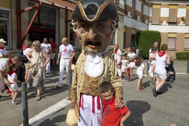 Fotos de la salida de la Comparsa de Gigantes y Cabezudos este 12 de julio de San Fermín 2026