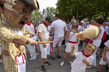 Fotos de la salida de la Comparsa de Gigantes y Cabezudos este 12 de julio de San Fermín 2026