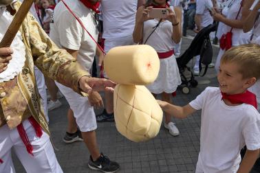 Fotos de la salida de la Comparsa de Gigantes y Cabezudos este 12 de julio de San Fermín 2026