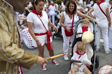 Fotos de la salida de la Comparsa de Gigantes y Cabezudos este 12 de julio de San Fermín 2026