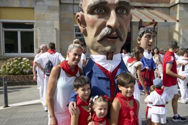 Fotos de la salida de la Comparsa de Gigantes y Cabezudos este 12 de julio de San Fermín 2026