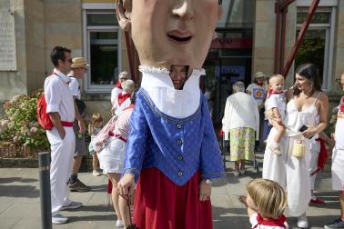 Fotos de la salida de la Comparsa de Gigantes y Cabezudos este 12 de julio de San Fermín 2026