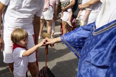 Fotos de la salida de la Comparsa de Gigantes y Cabezudos este 12 de julio de San Fermín 2026
