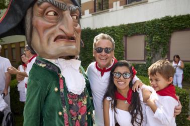 Fotos de la salida de la Comparsa de Gigantes y Cabezudos este 12 de julio de San Fermín 2026