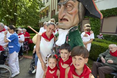 Fotos de la salida de la Comparsa de Gigantes y Cabezudos este 12 de julio de San Fermín 2026