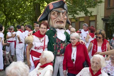 Fotos de la salida de la Comparsa de Gigantes y Cabezudos este 12 de julio de San Fermín 2026