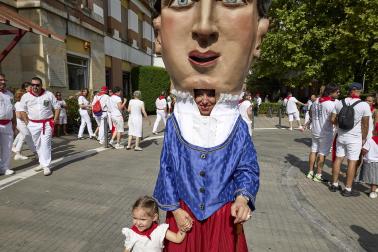 Fotos de la salida de la Comparsa de Gigantes y Cabezudos este 12 de julio de San Fermín 2026