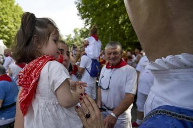 Fotos de la salida de la Comparsa de Gigantes y Cabezudos este 12 de julio de San Fermín 2026