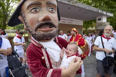 Fotos de la salida de la Comparsa de Gigantes y Cabezudos este 12 de julio de San Fermín 2026