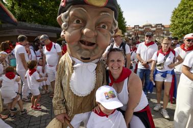 Fotos de la salida de la Comparsa de Gigantes y Cabezudos este 12 de julio de San Fermín 2026