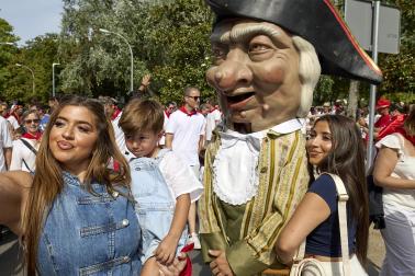 Fotos de la salida de la Comparsa de Gigantes y Cabezudos este 12 de julio de San Fermín 2026