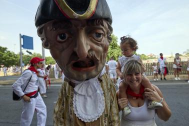 Fotos de la salida de la Comparsa de Gigantes y Cabezudos este 12 de julio de San Fermín 2026