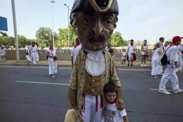 Fotos de la salida de la Comparsa de Gigantes y Cabezudos este 12 de julio de San Fermín 2026