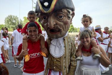 Fotos de la salida de la Comparsa de Gigantes y Cabezudos este 12 de julio de San Fermín 2026