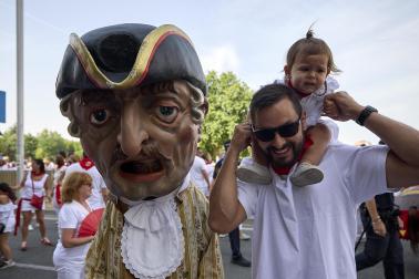 Fotos de la salida de la Comparsa de Gigantes y Cabezudos este 12 de julio de San Fermín 2026