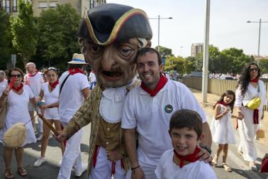 Fotos de la salida de la Comparsa de Gigantes y Cabezudos este 12 de julio de San Fermín 2026