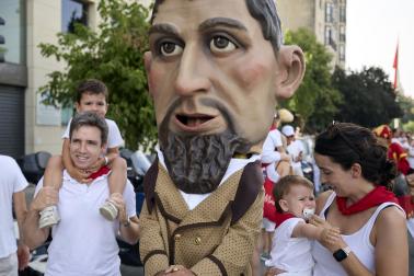 Fotos de la salida de la Comparsa de Gigantes y Cabezudos este 12 de julio de San Fermín 2026
