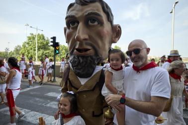 Fotos de la salida de la Comparsa de Gigantes y Cabezudos este 12 de julio de San Fermín 2026