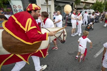 Fotos de la salida de la Comparsa de Gigantes y Cabezudos este 12 de julio de San Fermín 2026