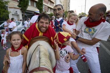 Fotos de la salida de la Comparsa de Gigantes y Cabezudos este 12 de julio de San Fermín 2026