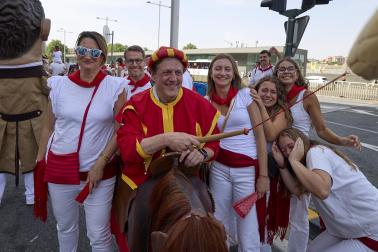 Fotos de la salida de la Comparsa de Gigantes y Cabezudos este 12 de julio de San Fermín 2026
