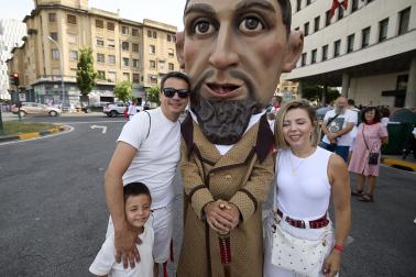 Fotos de la salida de la Comparsa de Gigantes y Cabezudos este 12 de julio de San Fermín 2026