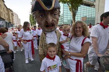 Fotos de la salida de la Comparsa de Gigantes y Cabezudos este 12 de julio de San Fermín 2026