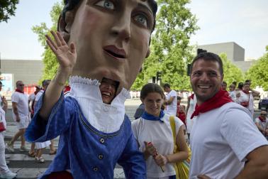 Fotos de la salida de la Comparsa de Gigantes y Cabezudos este 12 de julio de San Fermín 2026