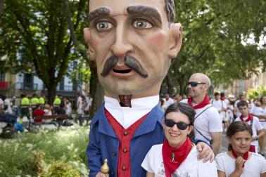 Fotos de la salida de la Comparsa de Gigantes y Cabezudos este 12 de julio de San Fermín 2026
