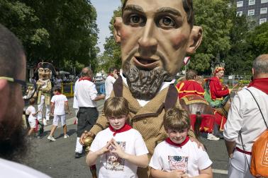 Fotos de la salida de la Comparsa de Gigantes y Cabezudos este 12 de julio de San Fermín 2026